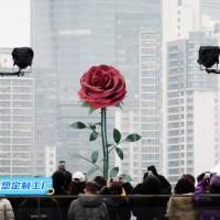 上海外滩景观不锈钢玫瑰花雕塑