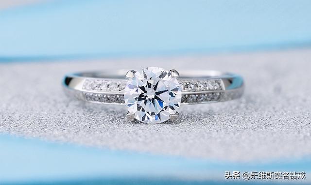 情侣钻戒是真钻石吗？（钻戒是互相买给对方吗）