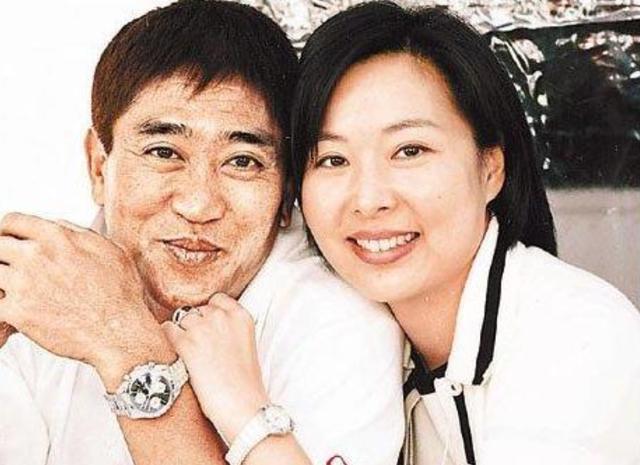 孕期丈夫出轨嫩模喝酒猝死，刘德华张学友帮养儿子，至今未再婚