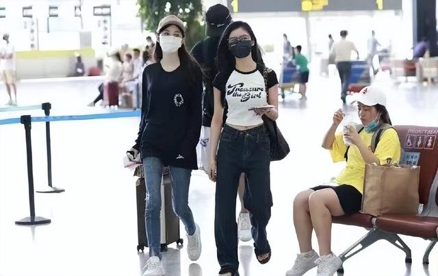 潘玮柏妻子真瘦，穿宽松T恤显得腿更细了，拎万元包气质不输明星（潘玮柏瘦）