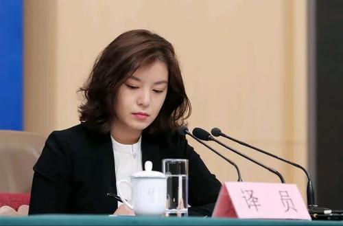 中国“最美”翻译官张京：16年前视频被曝光，值得所有人深思（中国最美翻译官张京个人资料多大）