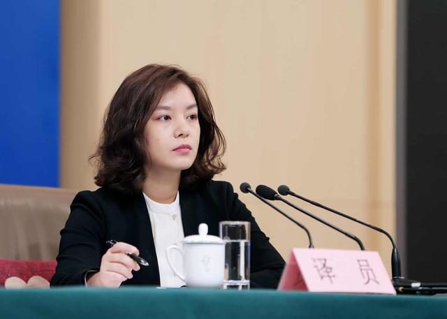 张京：最美“冷艳翻译”，颜值与实力并重（翻译女神张京简介）