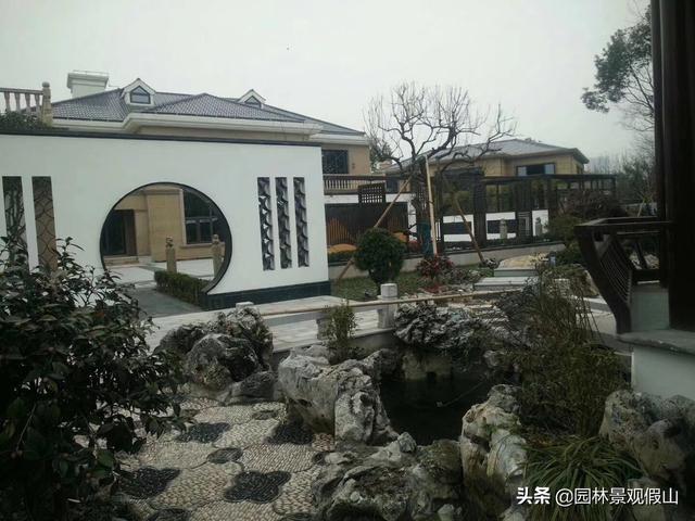 一组教科书式的中式庭院假山