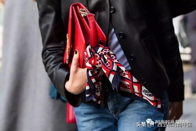 这条丝巾融合了艺术与传承，戴上它的那刻起，就多了一份优雅的气息（丝巾的点缀）