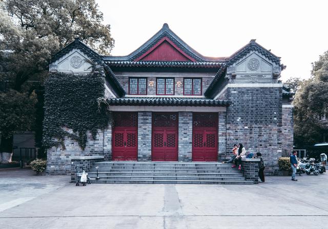 28个省份，只有20所以省会命名的高校，分成5个档次（我国有三所以省份命名却不在省会城市的大学）