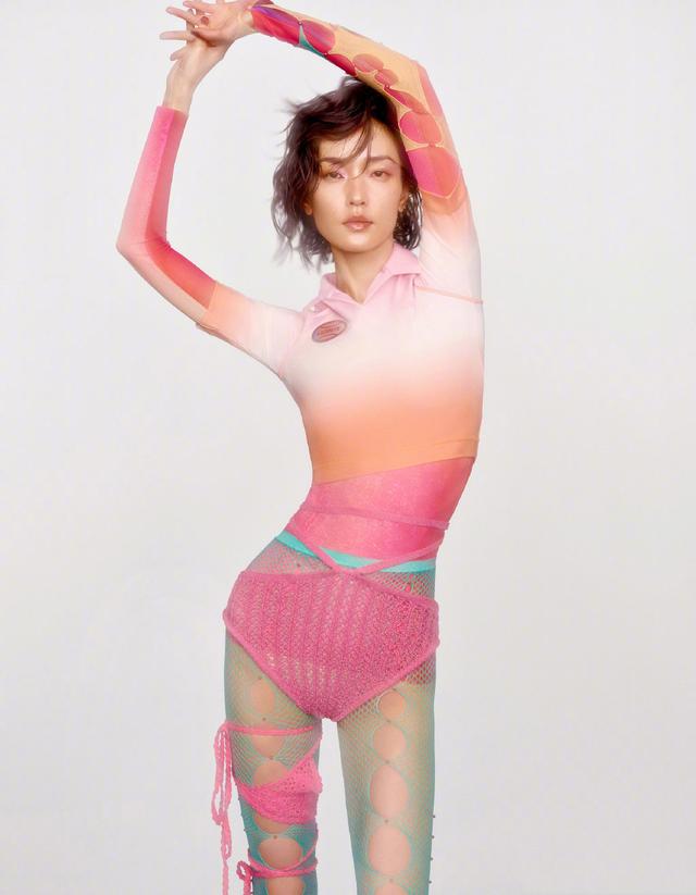 大胆前卫！超模杜鹃拍时尚写真搭配，彩色网袜故意搞破洞，超惹眼