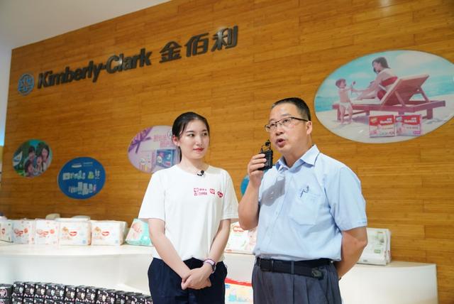 拼多多把直播间搬进好奇纸尿裤工厂，60万人围观“高品质纸尿裤的诞生”