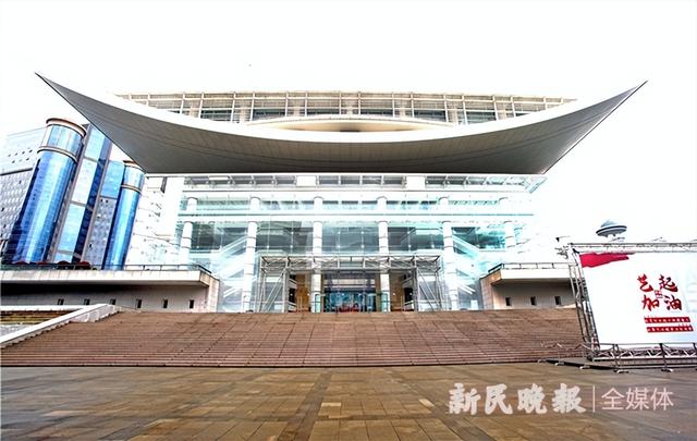剧院的灯要亮起来了（剧院的灯叫什么）