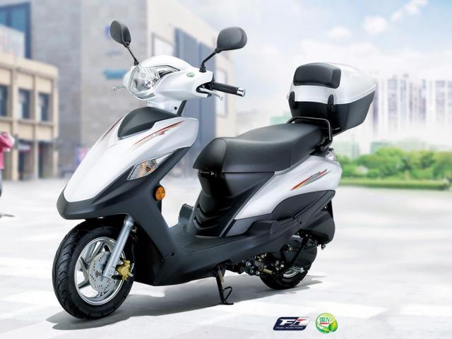 售4980元，豪爵入门级踏板VF100E，配6.2L油箱续航足，还带碟刹（豪爵踏板VF100）