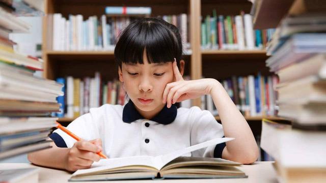 孩子成绩次次稳居全班第一，只因妈妈用了2个教育理念，值得借鉴