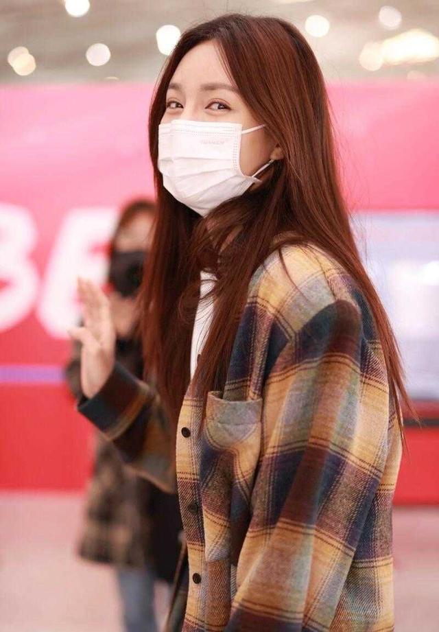 沈梦辰结婚后真会穿，格纹衬衫配牛仔裤走机场，洋气又青春活力（沈梦辰穿搭）