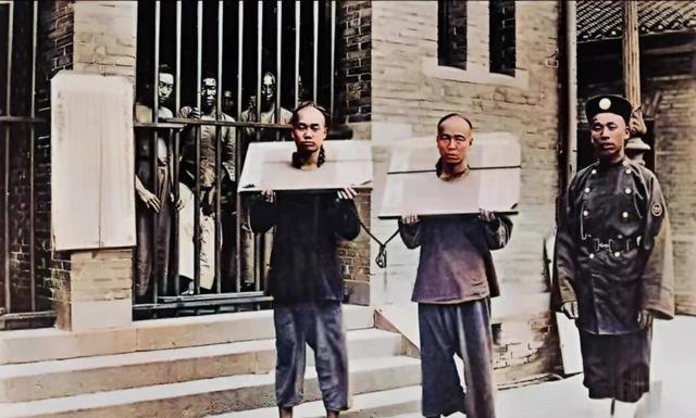 老照片：满清十大酷刑名不虚传，这些清朝人都被枷锁禁锢了自由