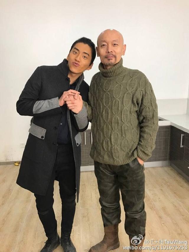 葛优与王大陆合照身高变成一米四 网友 : 现在改吃老爷子了吗（王大陆实在太丑了）