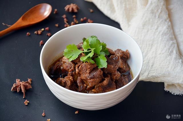 五香牛肉的做法及配料_五香牛腩的做法（五香牛腩的做法及配料）