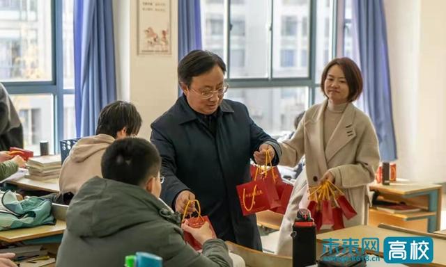 南京邮电大学为考研学子发放定制桂花糕