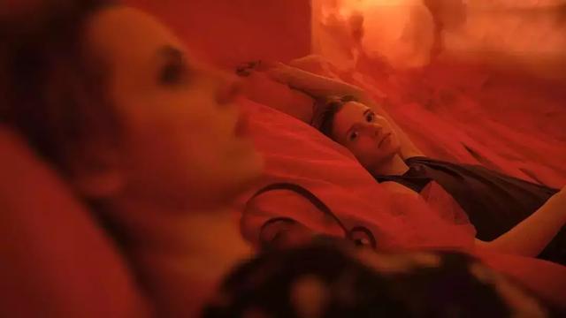 好久没看过这么迷人的LES片了，女主好撩人（有什么好看的les）