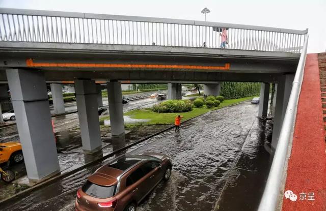西直门立交桥_北京暴雨不停 直击西直门桥下积水排险（北京暴雨积水点今天）