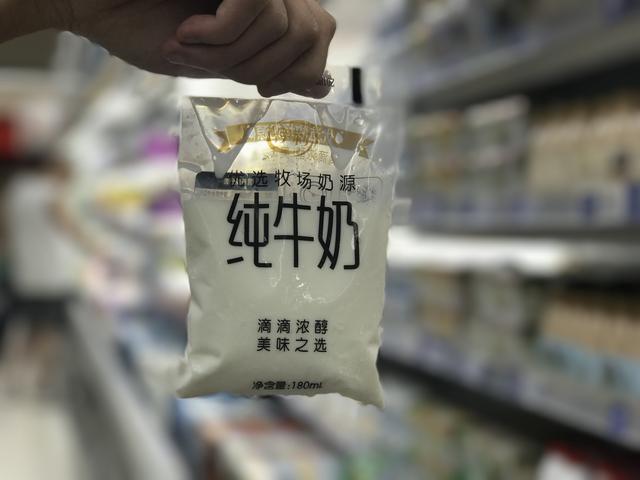 看得见的“透明奶”，真的更新鲜更好喝吗？（为什么刚有的奶是透明的）
