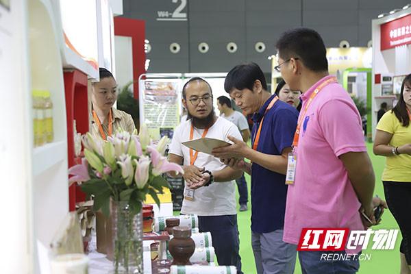 残疾人扶贫创业成果亮相“食餐会” 小产品里的大天地
