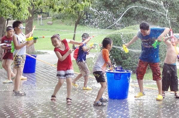 【暑期安全】玩具水枪威力大 儿童使用需谨慎