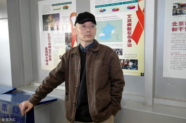 “平民影帝”葛优意外“化身”带货王，男士大衣的教科书穿搭（大腕葛优穿的衣服）