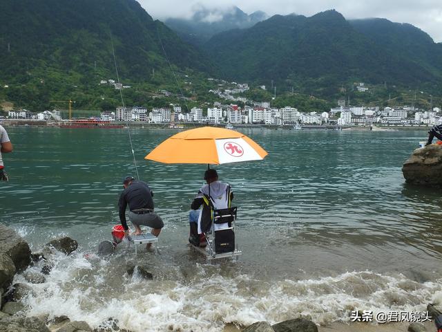 湖北宜昌：钓鱼者在长江边垂钓，姿态百出，不畏水浪翻滚（宜昌 钓鱼）
