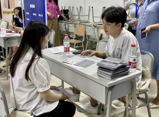 专场招聘、创业讲座、见习岗位询问处……重庆这场校园招聘“花式”促就业