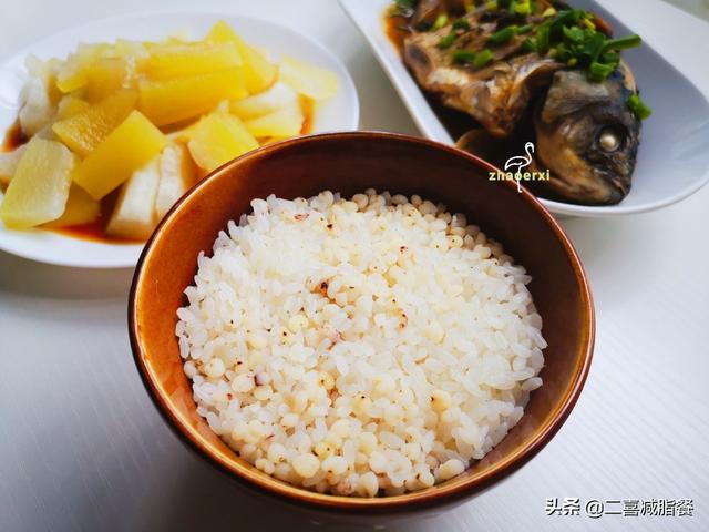 减肥主食这样吃，就不担心发胖，三大营养素均衡的减脂餐这样做（减肥也可以吃主食!只要按照这个食谱来）