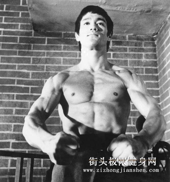 功夫传奇李小龙和拳王泰森到底谁更厉害？（李小龙比泰森谁厉害）