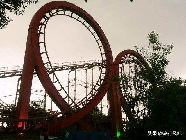 重庆游乐园，陪伴了很多人的童年，美丽的摩天轮是南岸的指明灯（重庆渝乐小镇摩天轮）