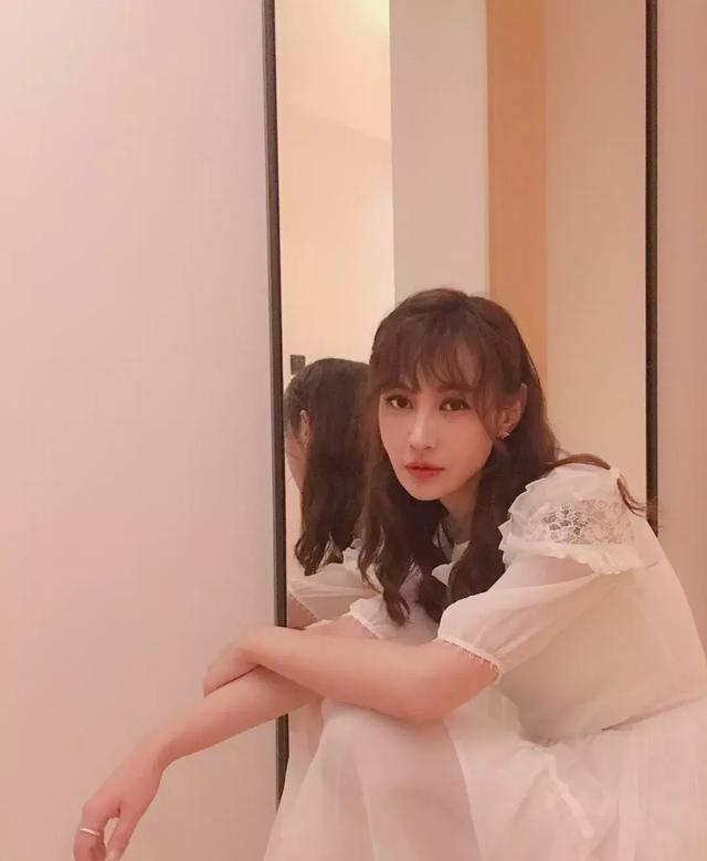 被称为“高配版杨颖”，她靠空气刘海黑化，演反派成“童年阴影”