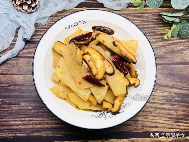 夏天，遇见苤蓝别手软，多买也无妨，和香菇炒一炒，爽脆可口美味