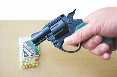 男孩玩具_男孩子可以玩枪类玩具吗？怎样才能让孩子不失尺度？