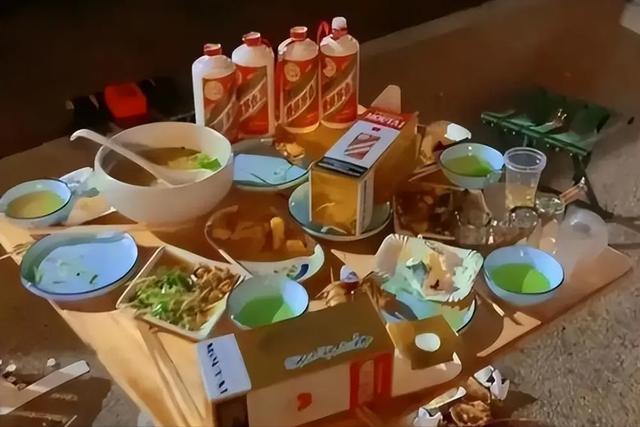 广州街边3人吃夜宵，喝4瓶茅台，喝完砸烂瓶口，老板：遇上行家了