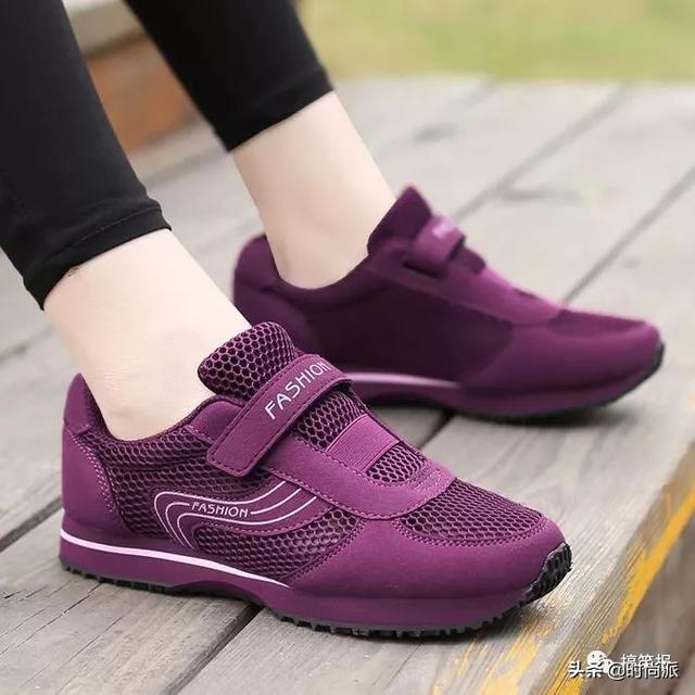 新发现一种女鞋：叫健步鞋，特适合70后女人，上脚舒服走路不累（老年健步鞋女）