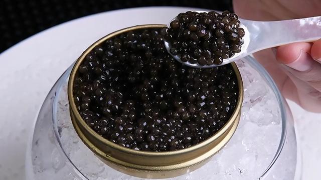 国外25万一勺的鱼子酱，在我国却是“白菜价”，究竟是怎么回事？（世界顶级鱼子酱价格700美元）