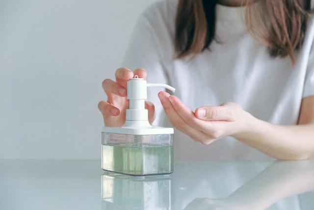 过年大扫除，居家消毒，选75％酒精还是84消毒液？（打扫卫生是84消毒液好还是酒精好）
