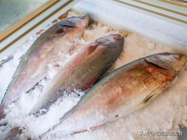 冷冻鱼直接加水泡就错了，厨师长教你多加这一步，跟活鱼一样鲜嫩（将冷冻鱼放入凉水中浸泡一段时间后）