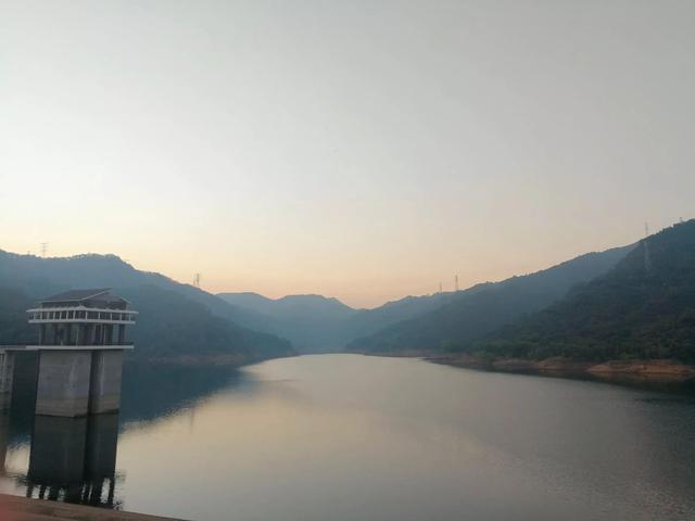 梅林水库赏落日余晖（梅林水库夜景）