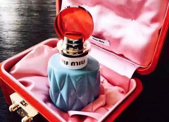 miumiu香水生产日期 miumiu缪缪香水保质期（miumiu香水的生产日期怎么看）