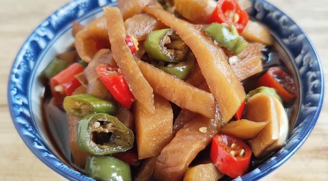 腌苤蓝，教你新方法，2小时就能吃，易长久存放，香辣爽脆又下饭（苤蓝怎么腌放的时间长）