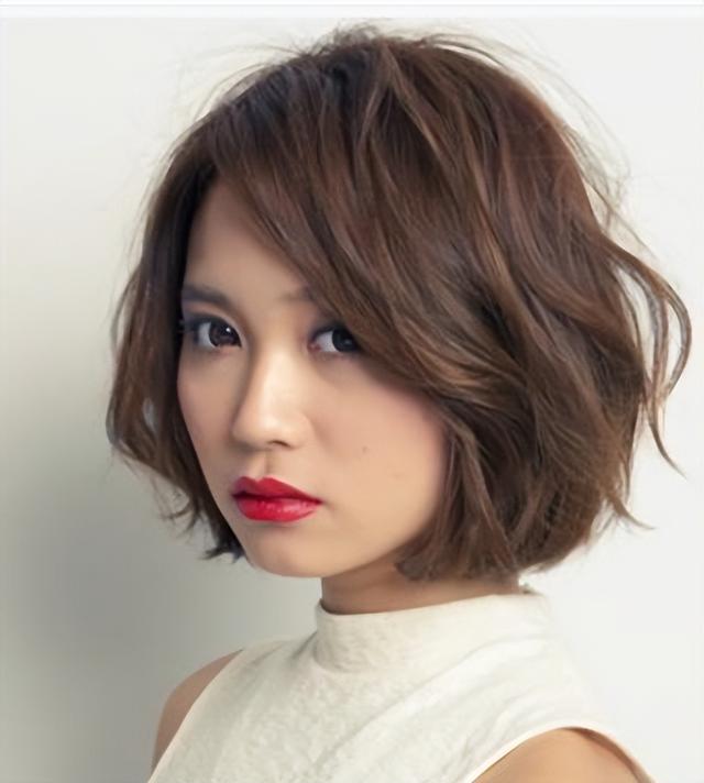 发型设计与脸型搭配_圆脸女生怎么选发型？注意这5个细节，剪完至少年轻10岁（圆脸的女孩适合剪什么样的发型）