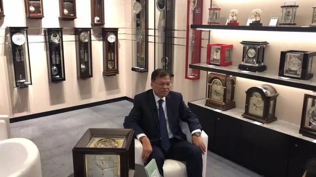 进博会面对面：一次发条可走时4年青雅钟表带来德国长走时机械钟