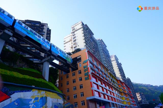 重庆旅游攻略：藏在李子坝背后的秘密基地，只看单轨穿楼就亏了（重庆李子坝步道）