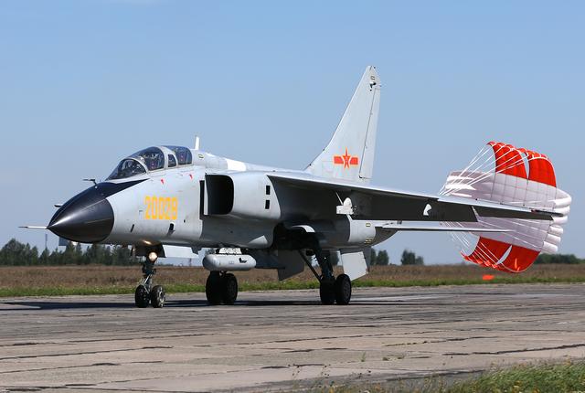 海军航空兵的主力战机歼轰7A，装备数量超过120架，却发生8次坠机（在一次空战中,出现了50架轰炸机）