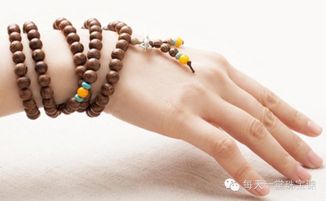 碧玺手链品牌_六款对你健康有帮助的手串，尤其针对女性健康的石榴手串（天然石榴手串有什么好处）
