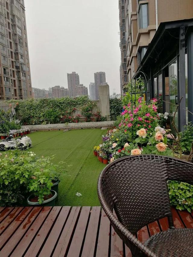 朋友买了顶楼带露台，就为打造小花园，四季开花，太羡慕（花园洋房顶楼带露台好吗）