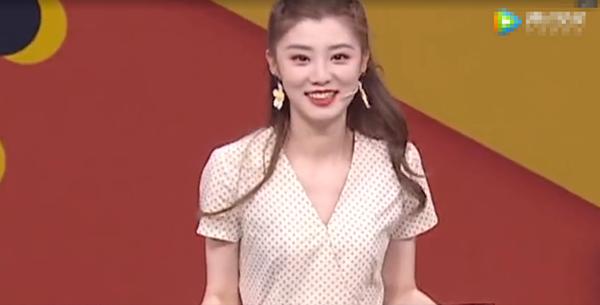 “王牌女郎”费费：漂亮身材好，人气一路飙升，还有多重身份（王牌女郎费费的身高）