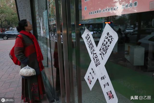 杭州一条街23家商铺“被”关门，店主欲哭无泪，只因受房东牵连（杭州的商铺都在倒闭）