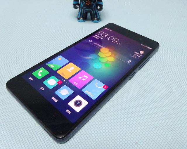 曾经YunOS手机的当家旗舰，可惜只出了一代